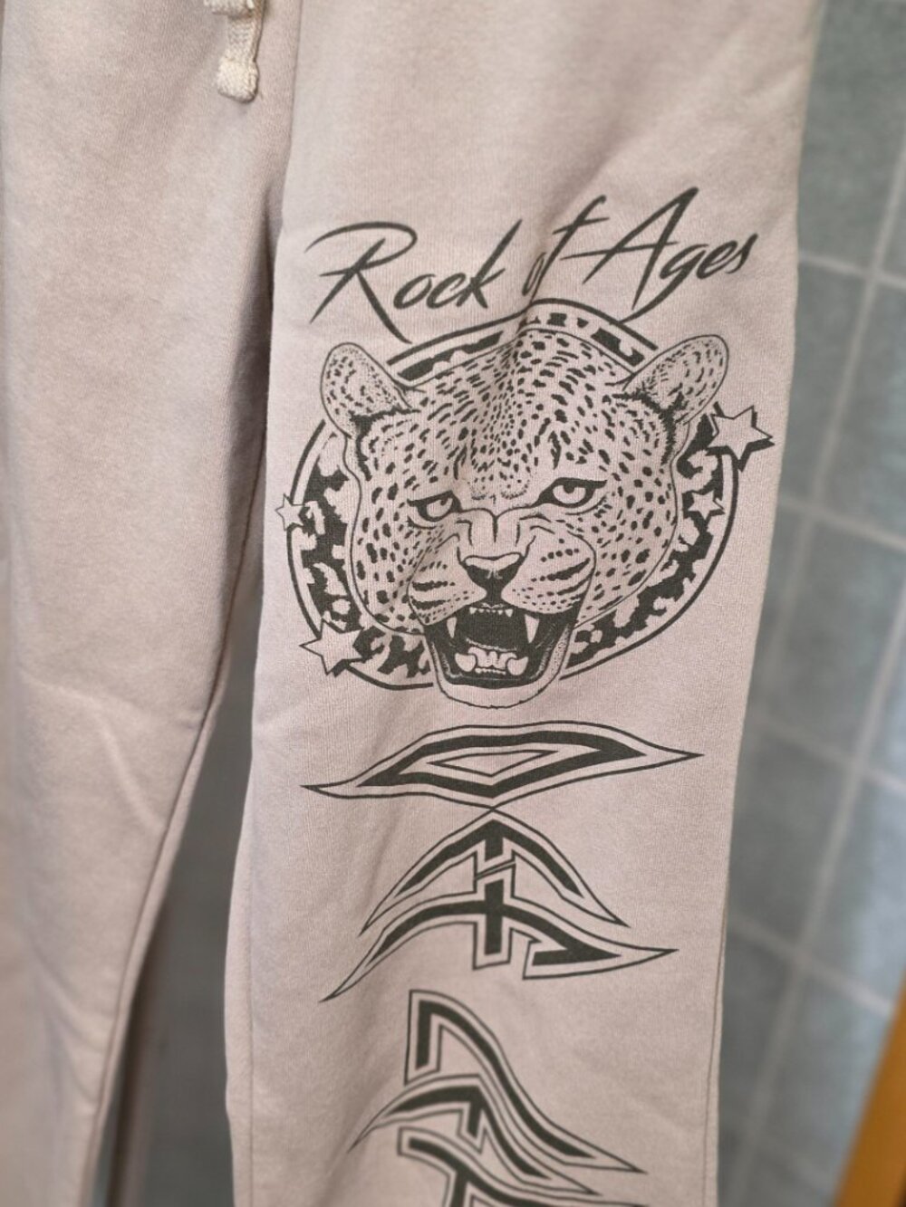NWOT Def Leppard Rock of Ages Graphic Sweatpants - Small - Picture 3 of 5